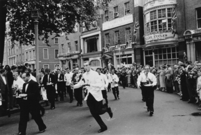 Soho Square 1955 - Waiters' race.jpg. Click on the picture to enlarge